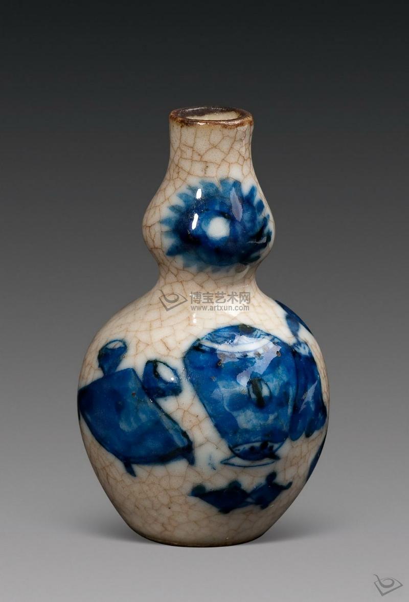 特点是青花彩瓷上罩以纹片釉,由于碎片纹很象哥窑釉的开片,故名"哥釉