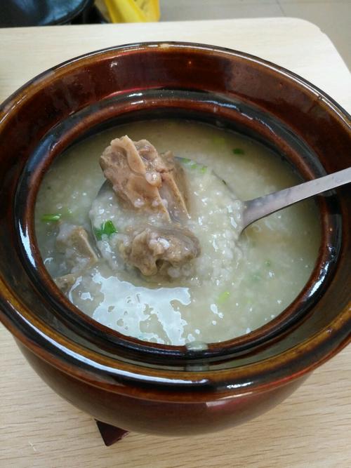 广东人之所以要买烧猪骨,主要用于煲粥食疗.