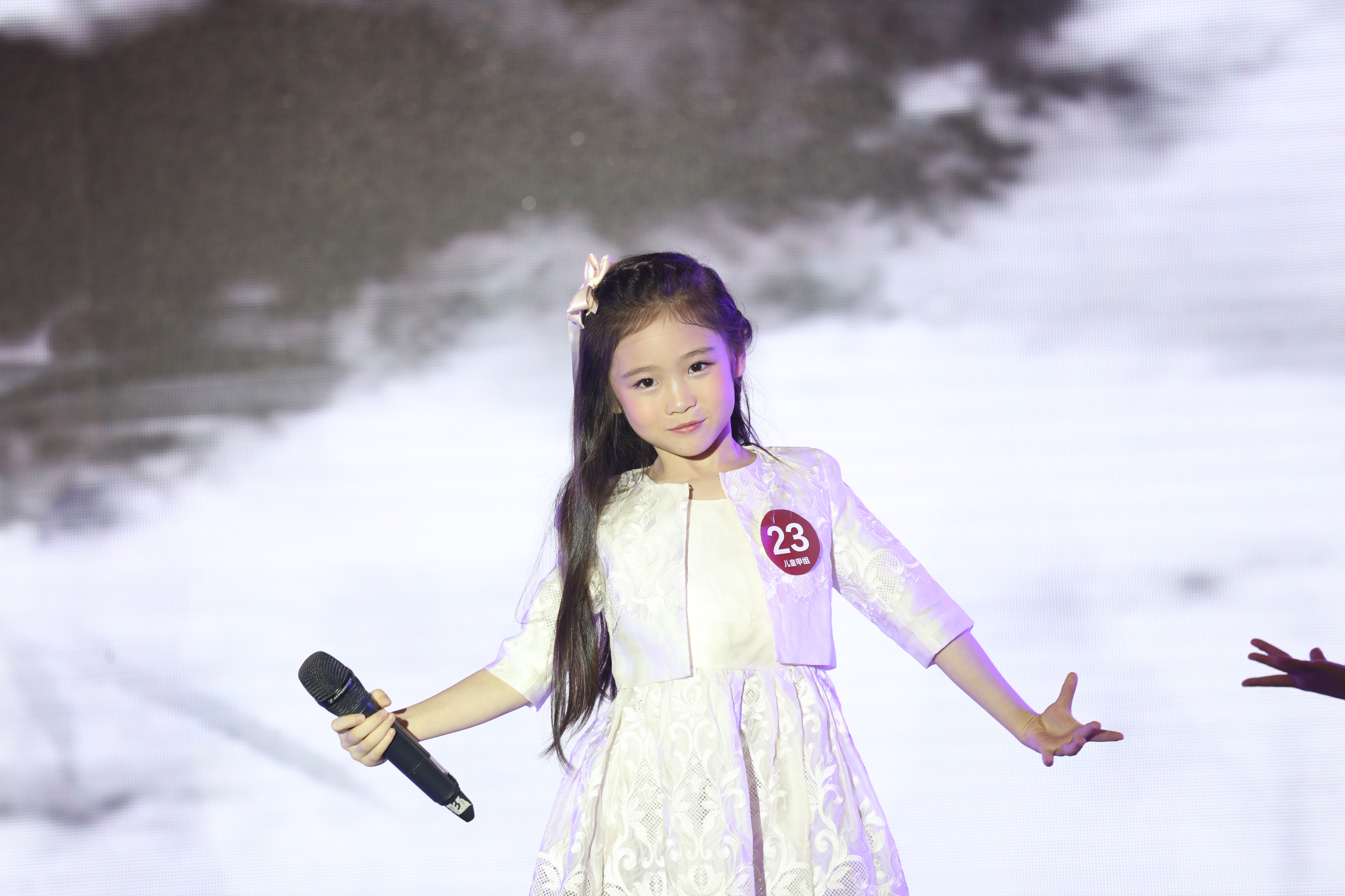  p>邓文怡,2009年11月14日出生于香港,童星,中国香港女歌手.