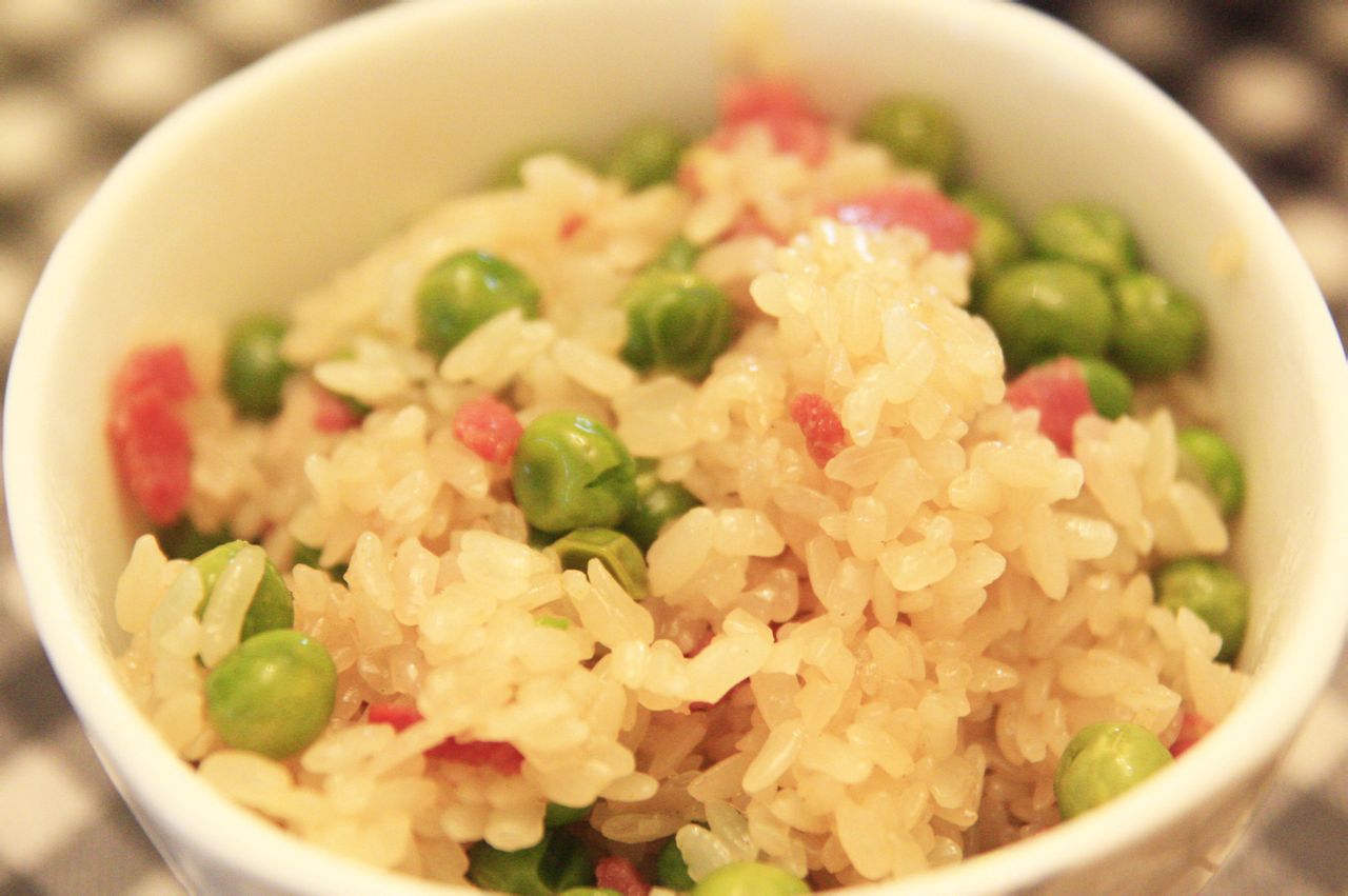 豌豆腊肉蒸糯米饭