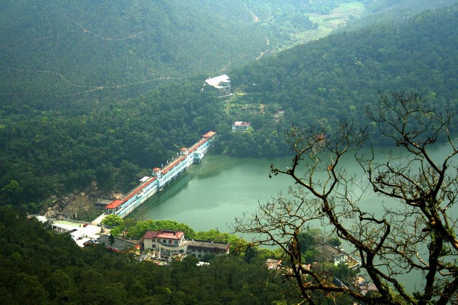 石竹山下建坝截流,建成了面积十五平方公里的人工平湖――东张水库