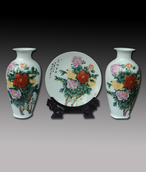 女,汉族,1968年出生于 a target="_blank" href="/item/景德镇/5667"