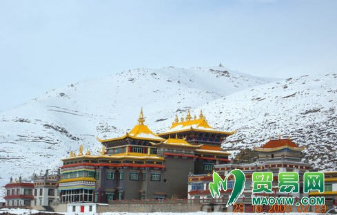 囊谦县 /a>城西约5公里处,海拔3600多公尺,巴麦寺是1215年由阿扎王钦