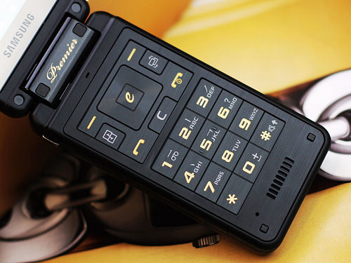  p>三星w799采用了翻盖造型双屏设计,内外两个屏幕都为3.