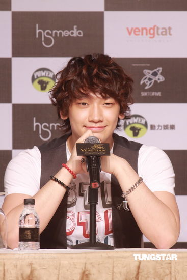  p> a target="_blank" href="/item/韩国">韩国 /a>明星rain,2002年