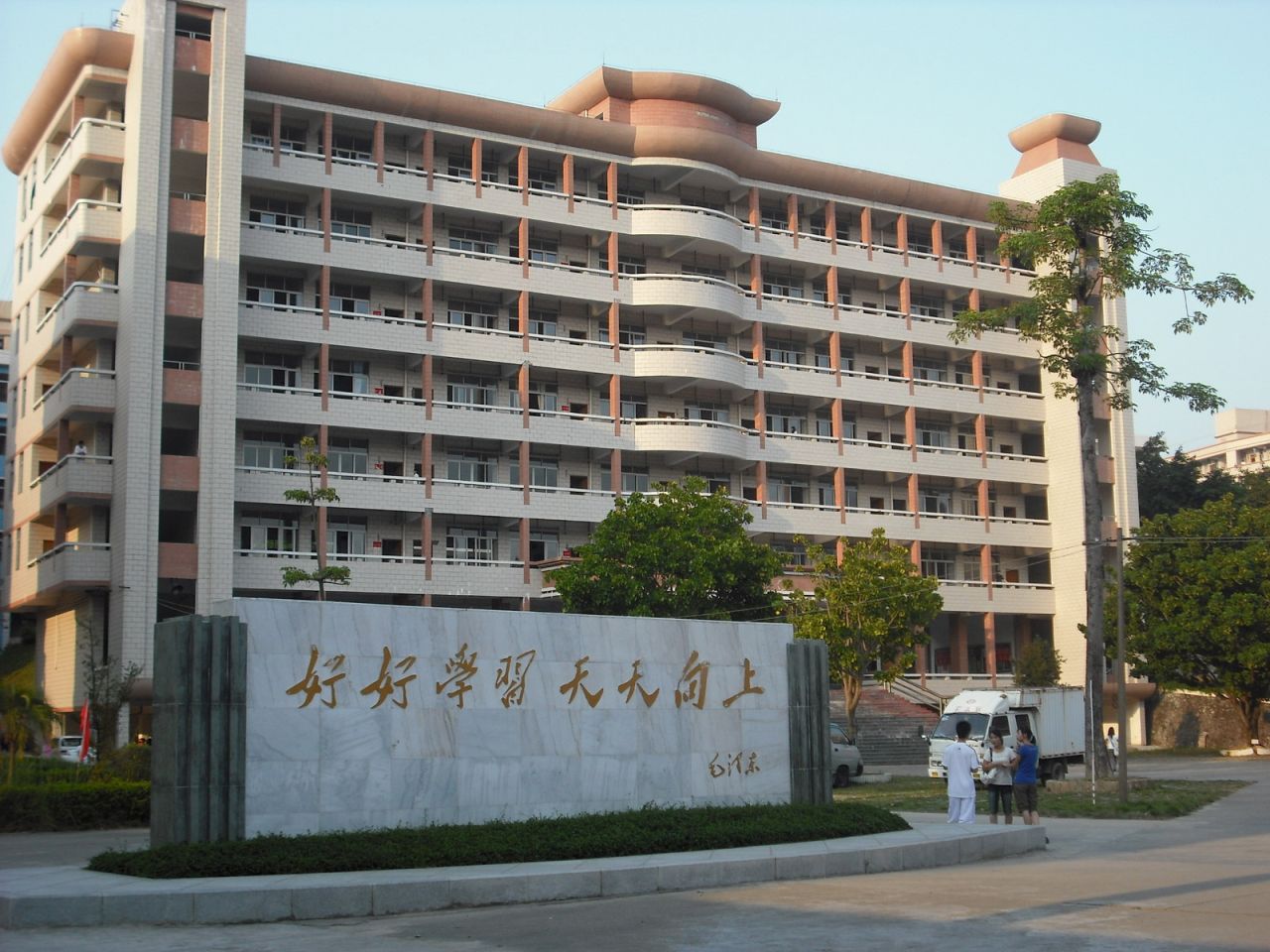  p>信宜市华侨中学创办于1957年,是信宜市"五大优质高中强校"之一,除