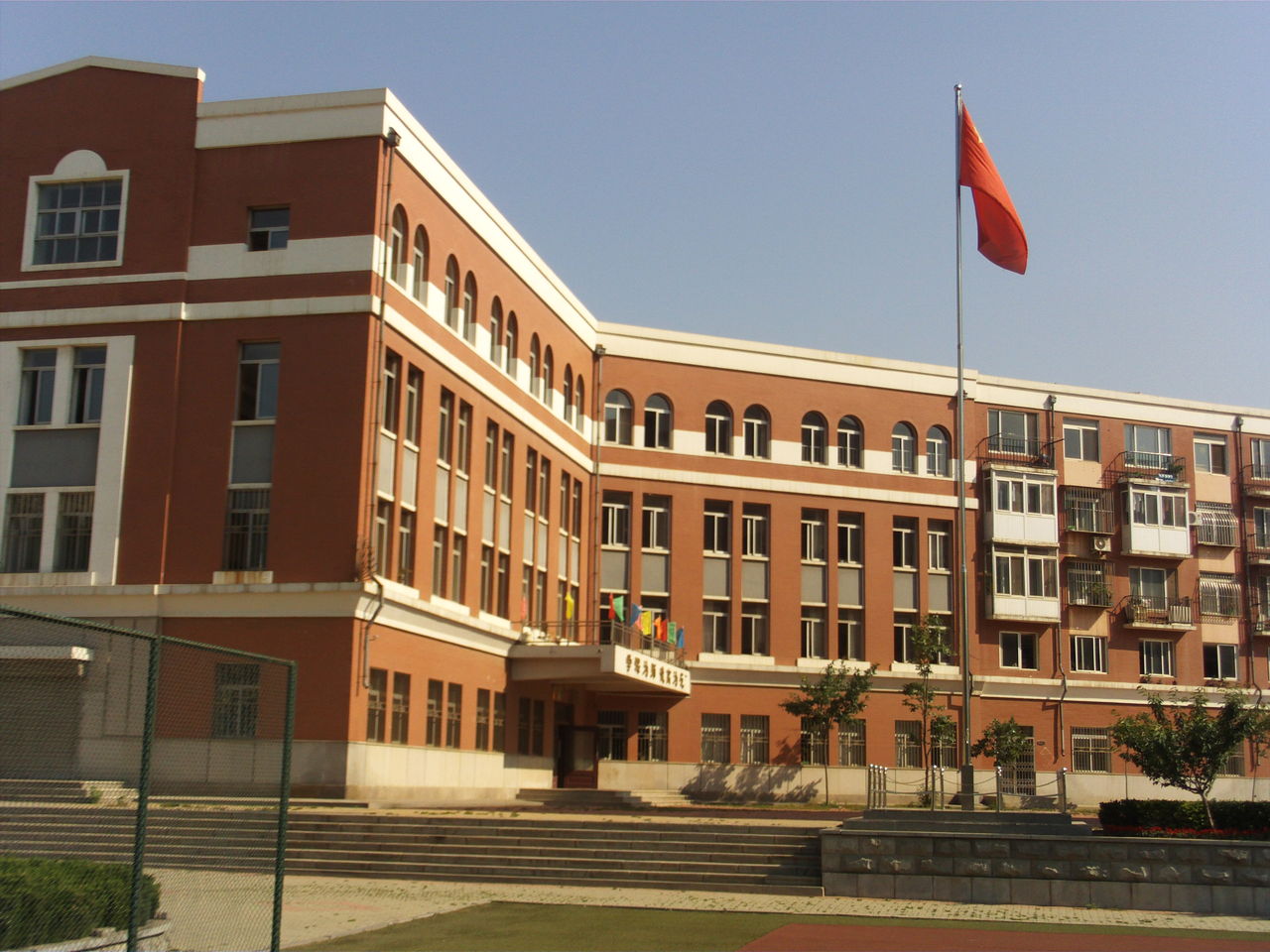  p>大连市第十三中学是辽宁省示范性高中,有着八十多年历史.