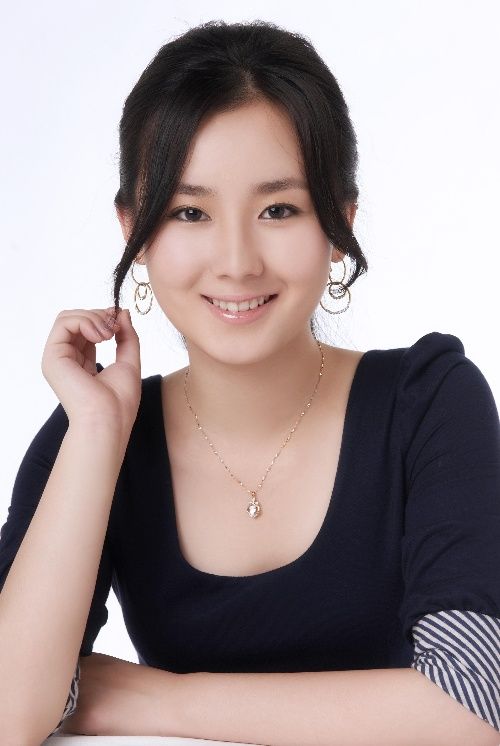  p data-id="gnvhn8s77s">张书语( i>曾用名:张舒羽 /i>),出生于江苏