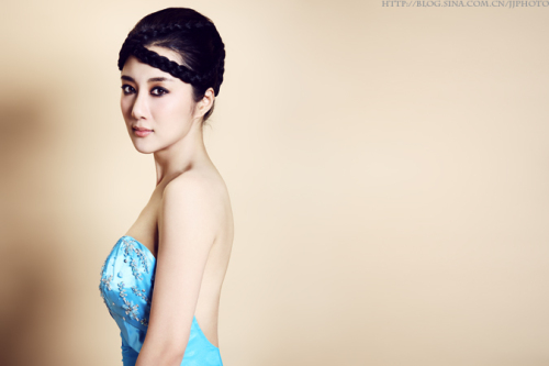  p>李依晓 i>(原名李烁), /i>1983年2月2日出生于辽宁省锦州市,毕业于