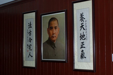  p data-id="gnwiqfrw95">蒋氏故居,即蒋介石前后几辈的故居.