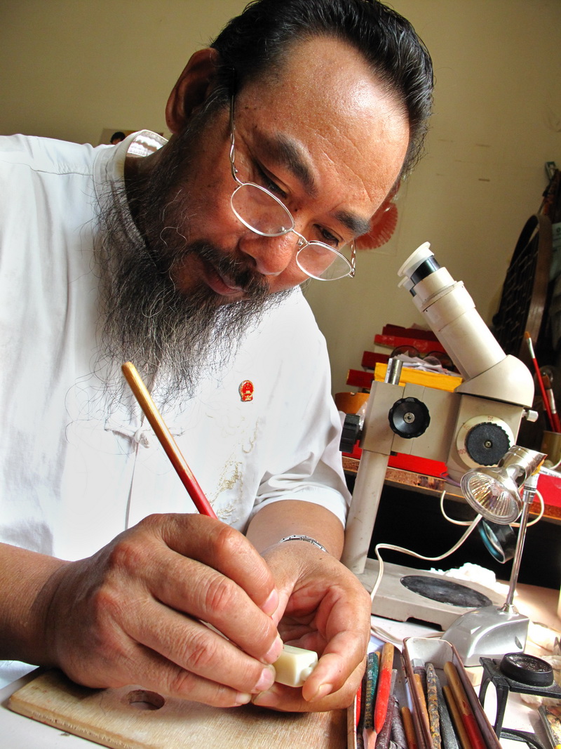 ">1992年,毛新华开始学 a target="_blank" href="/item/微雕/408933"