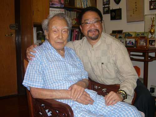  p>石坚 i>(shih kien,1913年1月1日—2009年6月3日) /i>,原名石荣璋