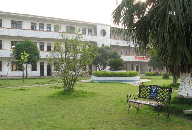  p>木格高中创建于1939年,至2014年已走过七十多年的历程,是贵港市的