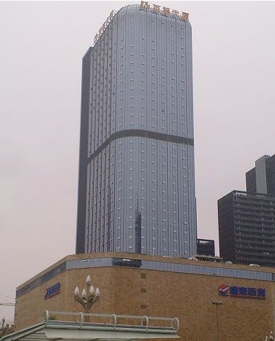  p>百扬大厦由成都百货大楼携手远东集团,在拆除百货大楼原址上打造的