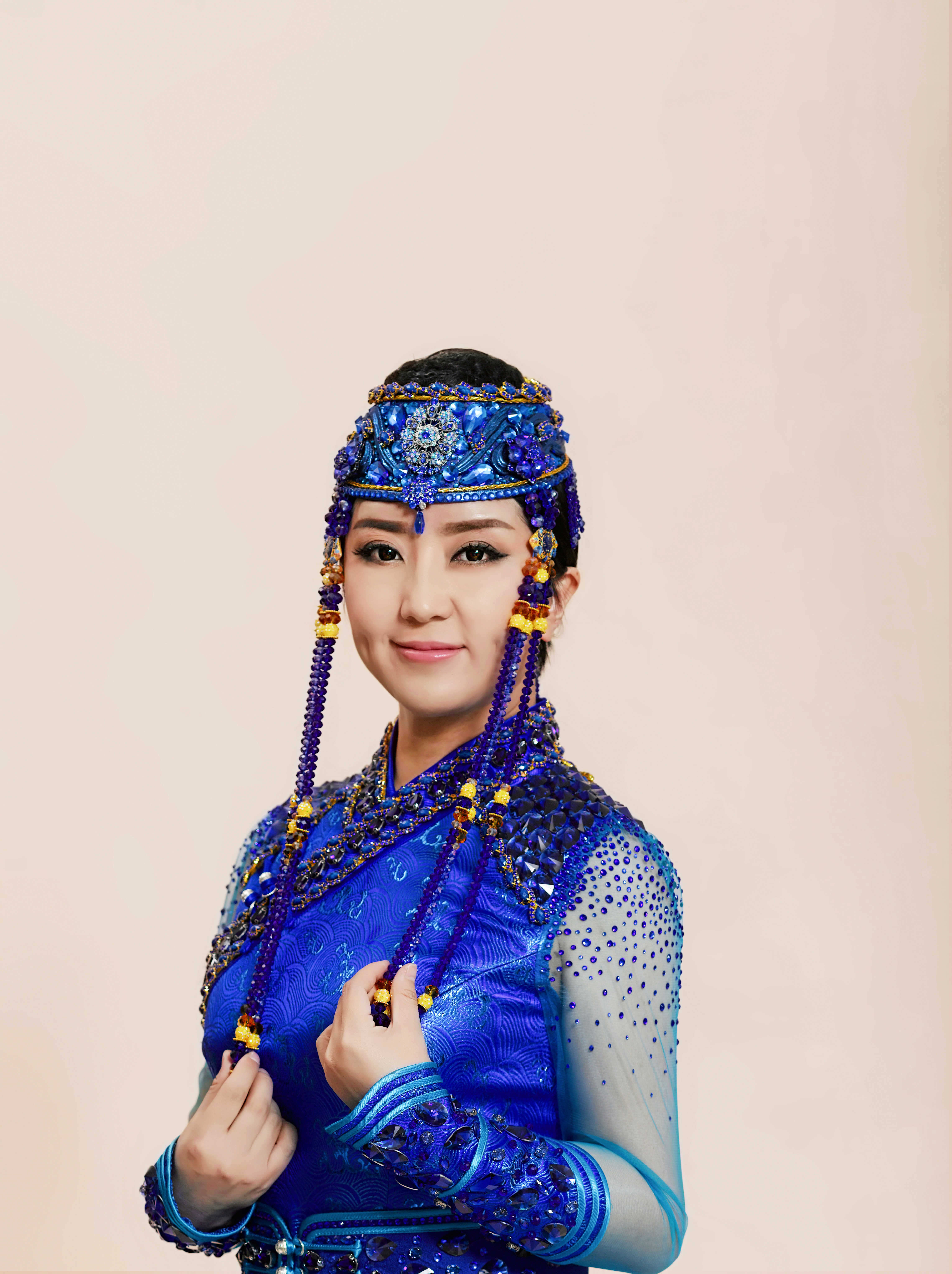  p>格格,原名蒙克其其格,8月1日出生于内蒙古自治区赤峰市克什克腾旗