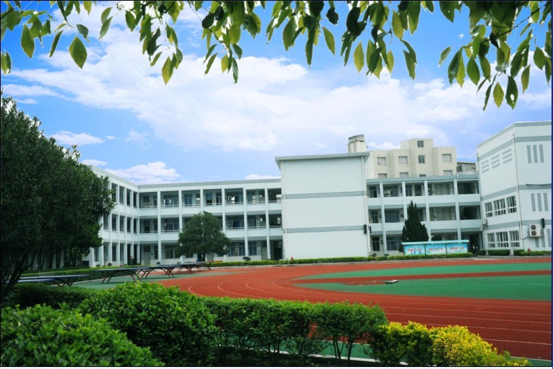  p>温州市龙湾区天河中学创建于1969年,学校占地面积 17567平方米