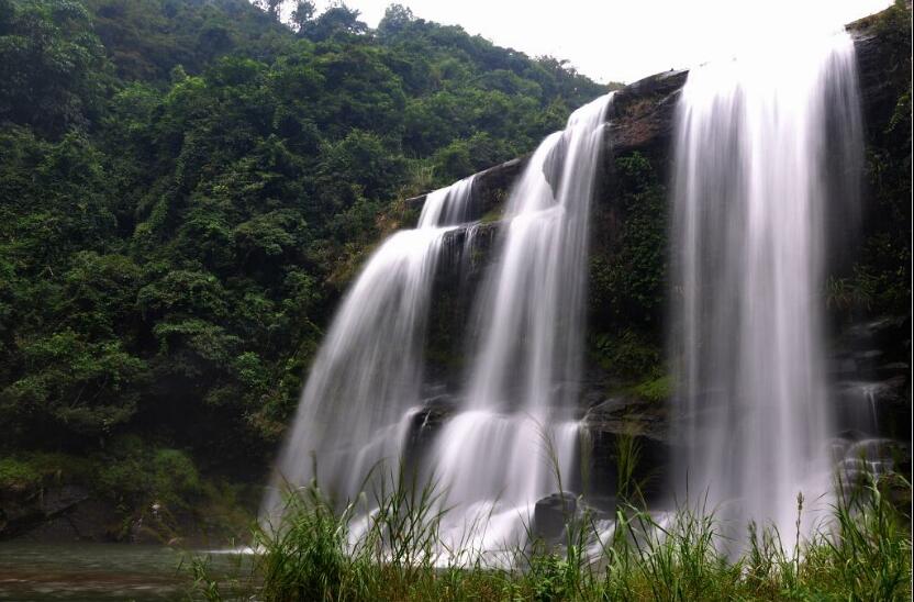  p>黄满磜瀑布群位于 a target="_blank" href="/item/广东省">广东省