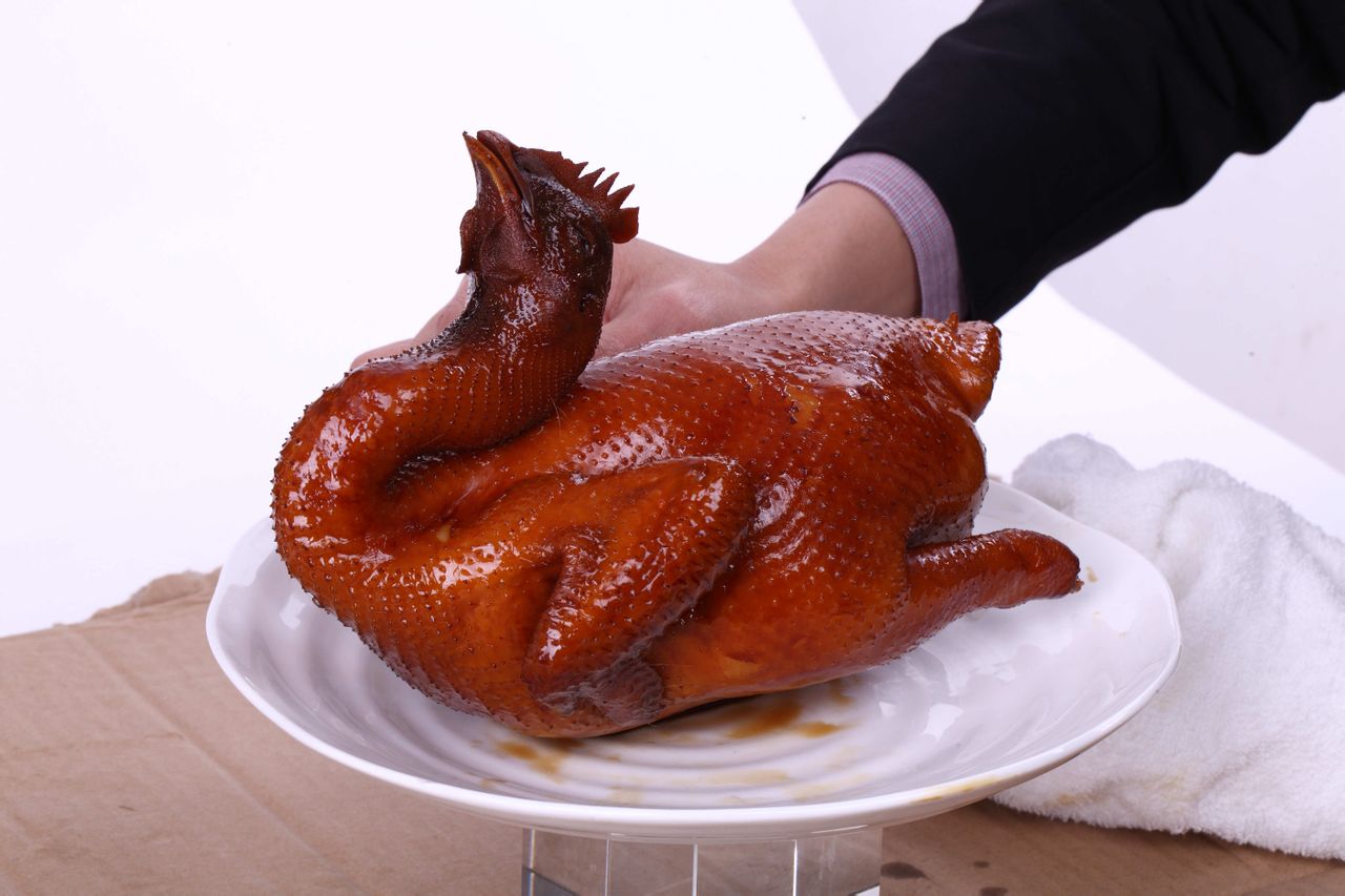  p data-id="go0b3722mu">1,选用江丰江村黄鸡本地麻黄鸡种,天龄长,毛