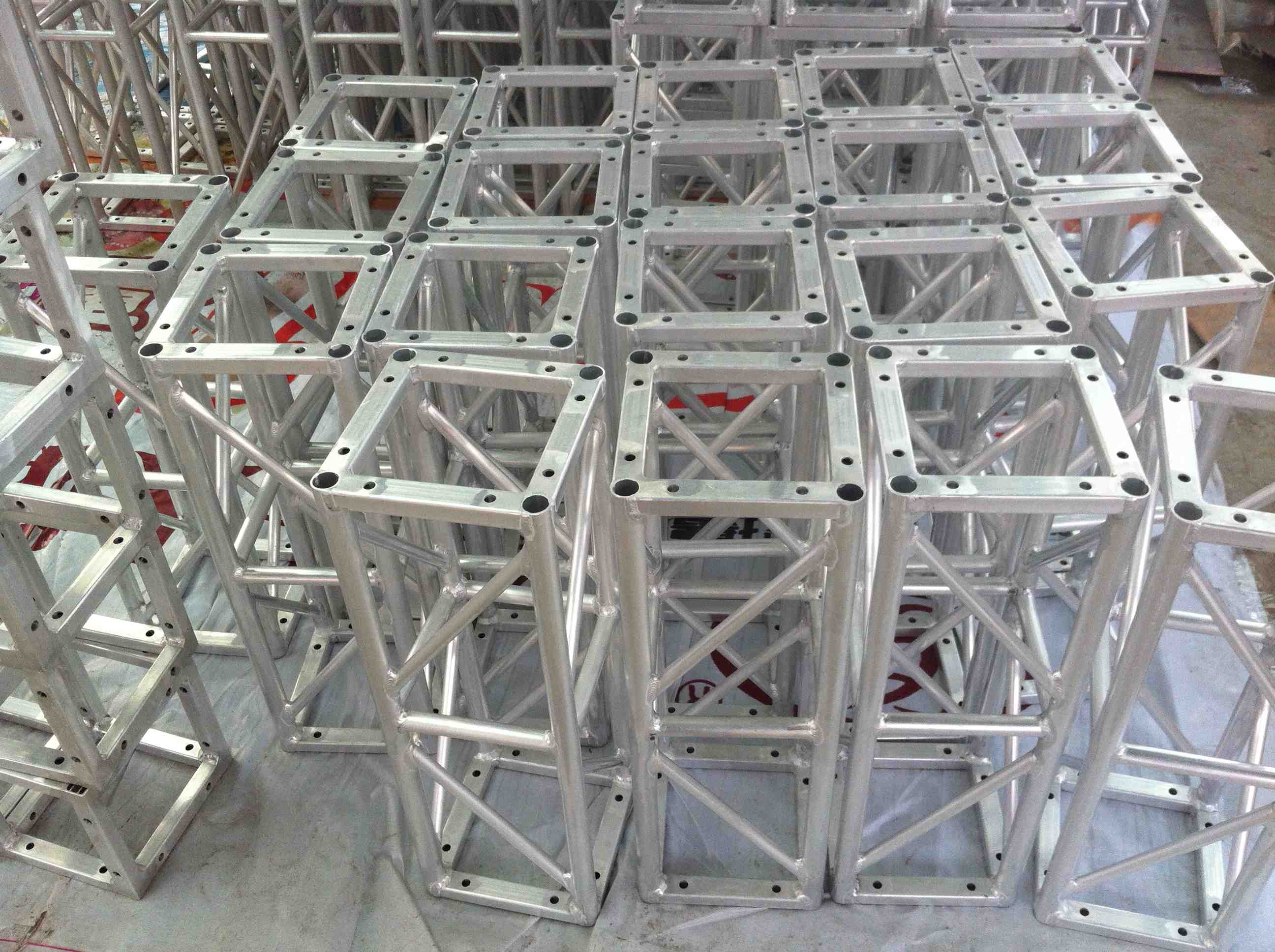 建厂已经有16年之久,公司经过多年发展,一直专注于桁架,灯光架,舞台等