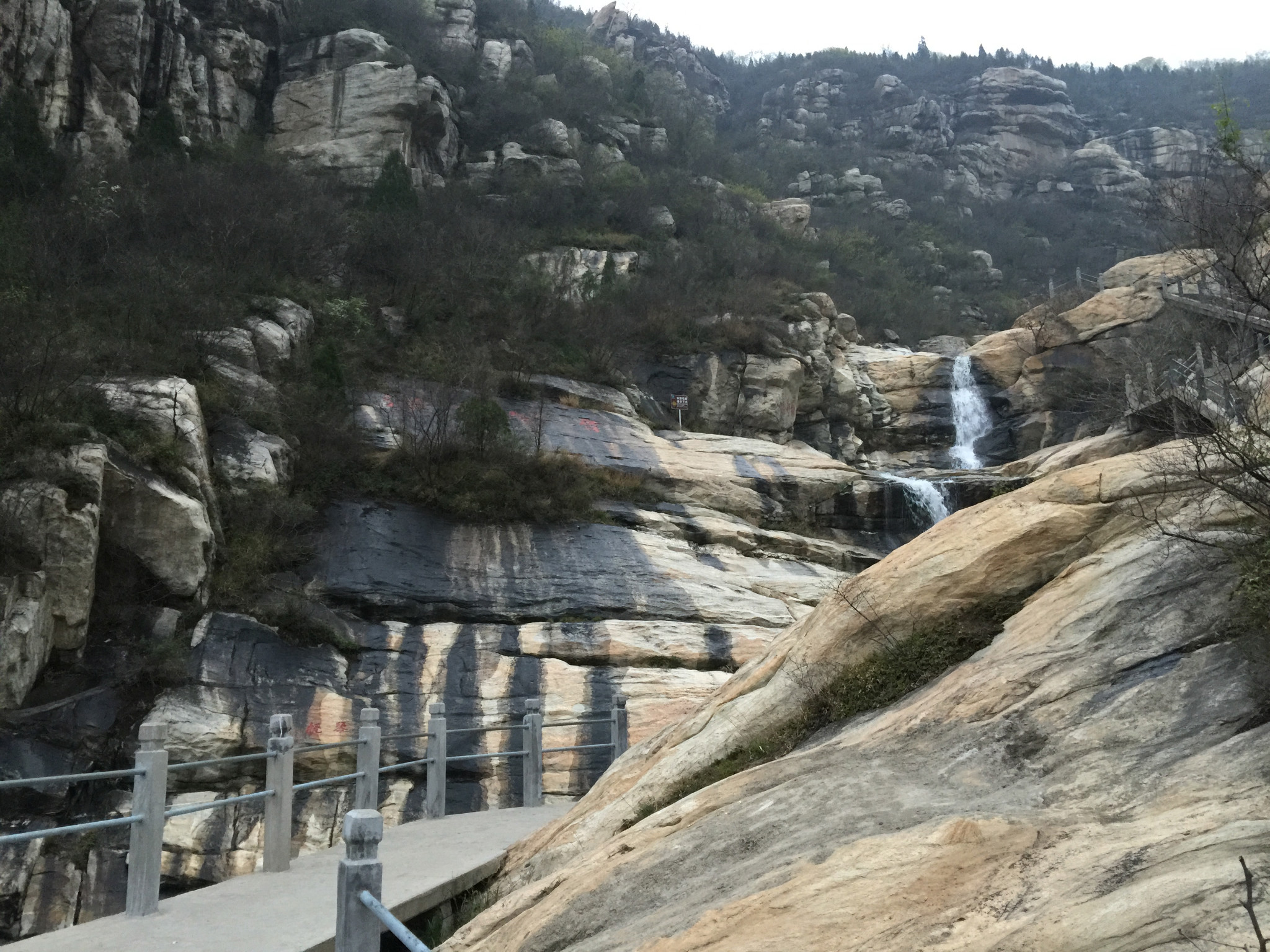 卢崖瀑布景区位于郑州市 a target="_blank" href="/item/登封市">