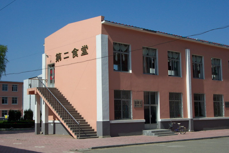 市大东区站前街29号,前身为安东县师范班,创建于1952东港二中校门年