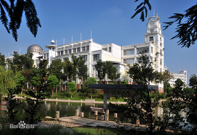  p>江苏如东高级中学(简称:如东中学),创办于1938年,座落在长江三角洲