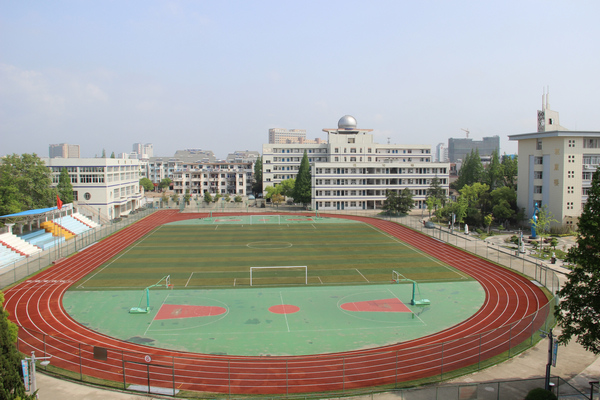  p>安徽省潜山中学创建于1910年,系安徽省示范高中.