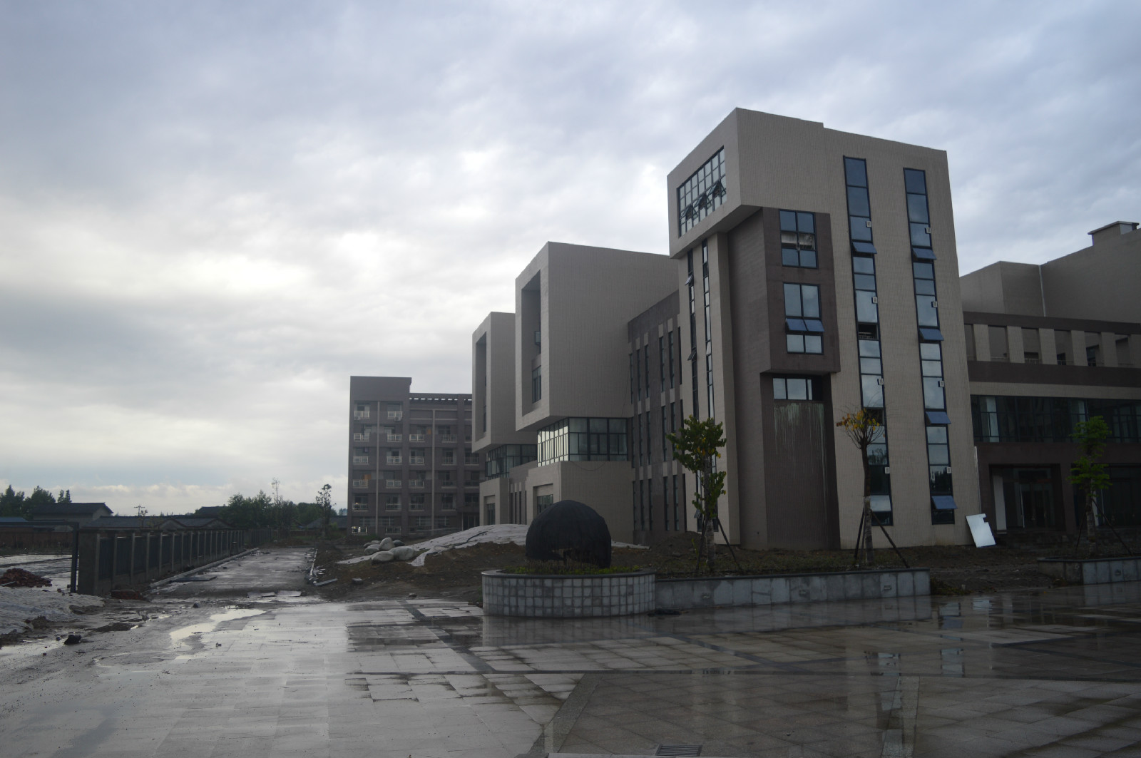  p>车城中学位于眉山市城北新区与岷江之间,距离市中心仅10分钟的车程