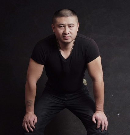 辽宁省大连人,1999年开始从事影视艺术表演,从最初的群众演员直到2011