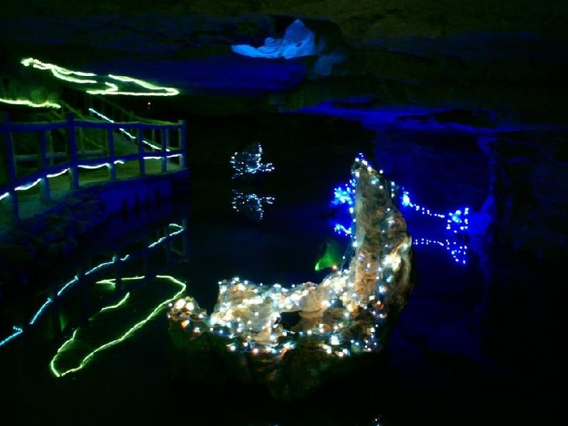 地下萤光湖