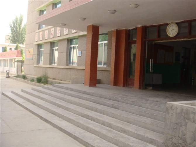  p>和田市第五中学,简称和田五中,始建于1971年,学校位于中华人民共和