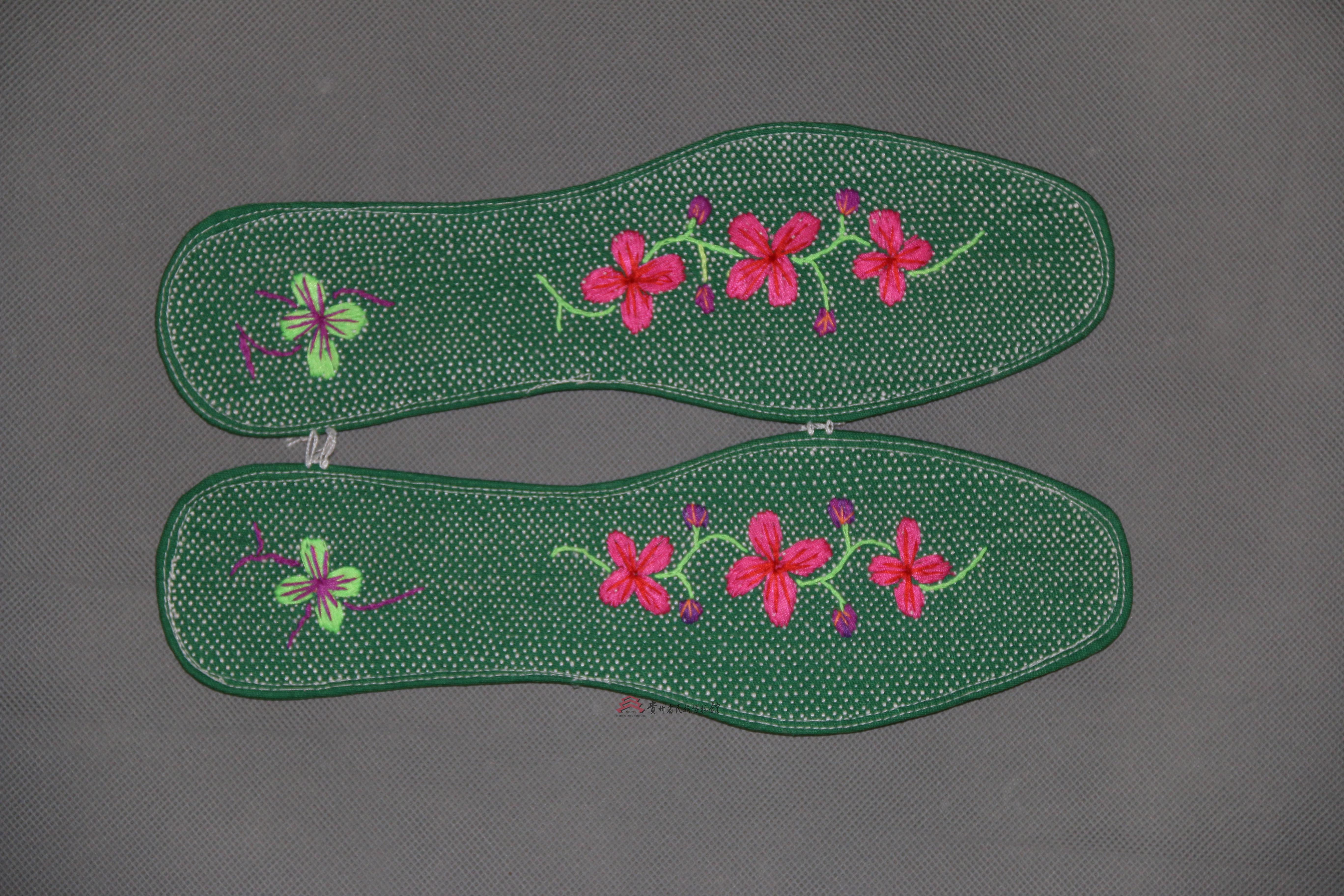 当代长顺布依族刺绣花卉纹鞋垫