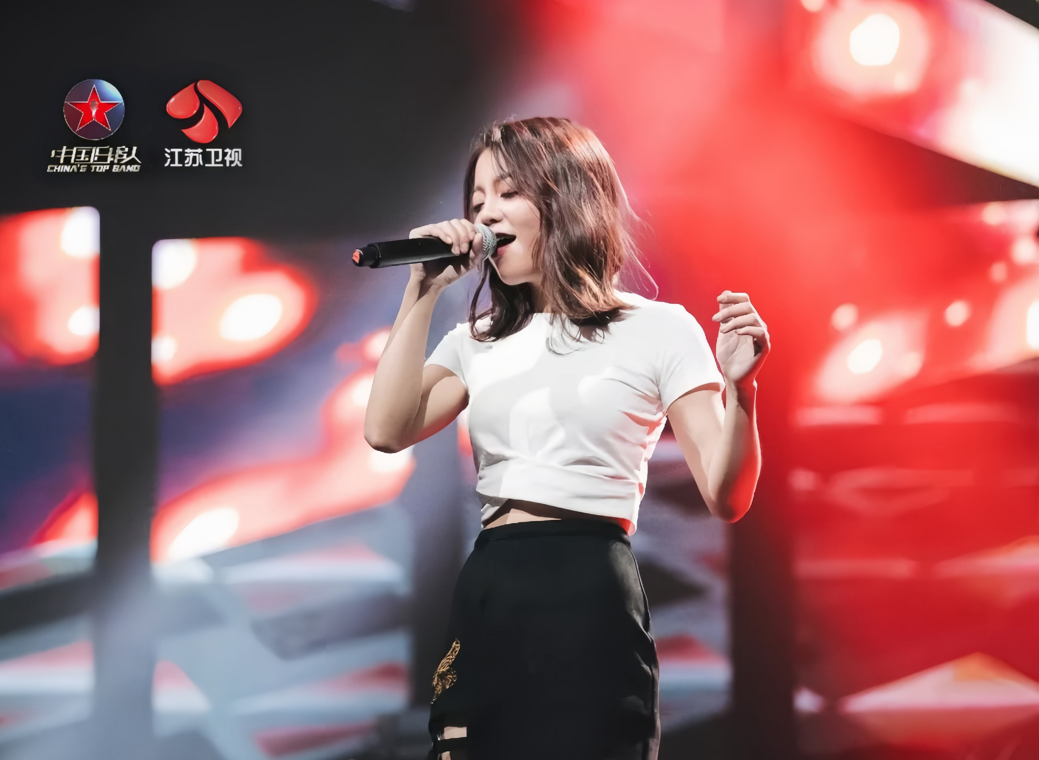  p data-id="gnbvkomscm">周典奥,出生于中国,中国内地女歌手,词曲