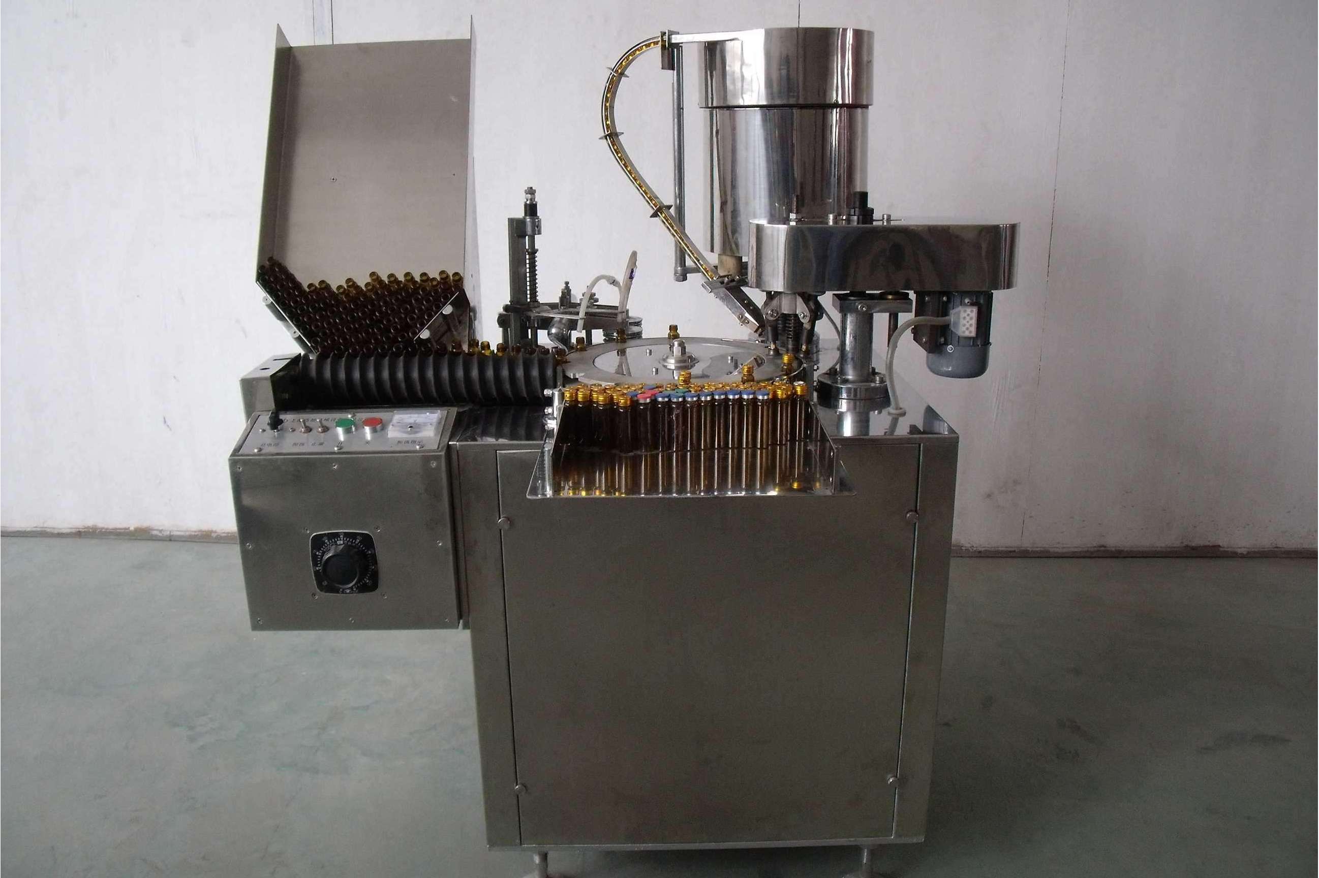  p>安瓿封盖机熔封时火焰均匀,拉丝光滑,熔封速度快,噪音小,产量20支