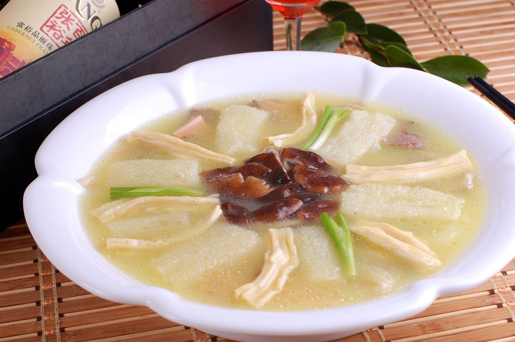  p>竹荪三鲜汤是一道以水发竹荪,水发海参,熟猪肚,青菜芯为主料制作的