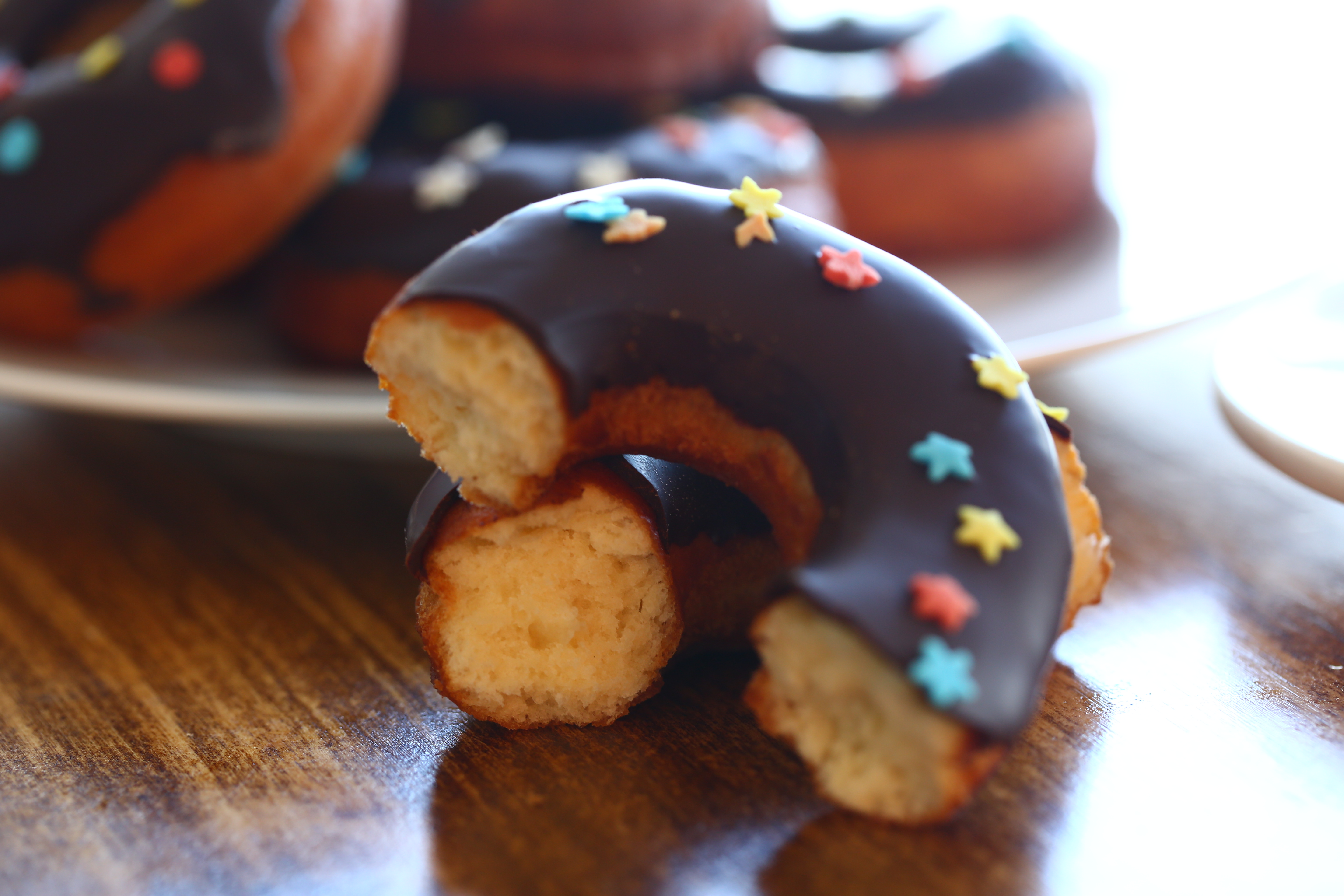 形状是中空的环状,或面团中间有包入奶油,蛋浆等甜馅料的封闭型甜甜圈