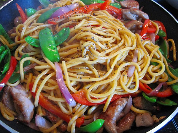 荷兰豆鸡腿炒面