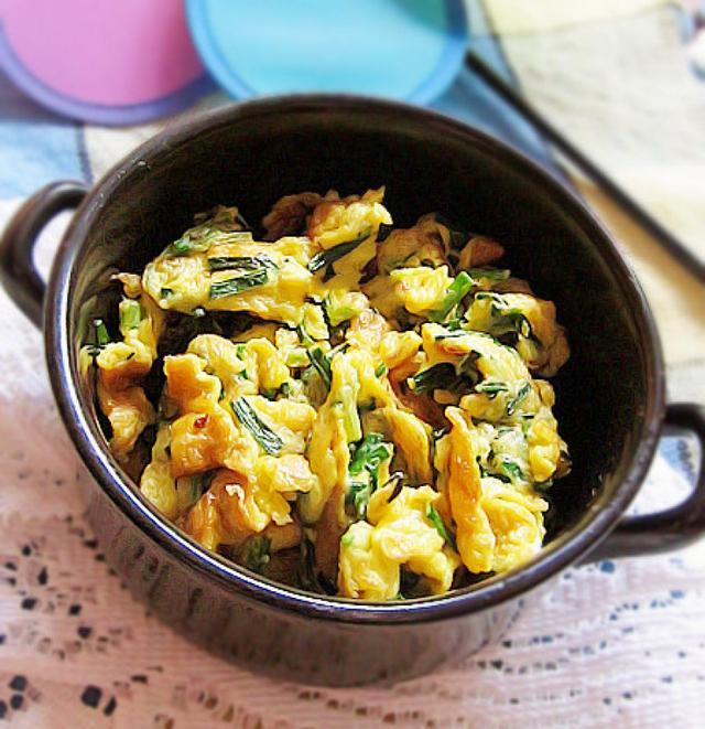 桃仁野葱炒蛋是以核桃仁,鸡蛋为原料制作的菜品.