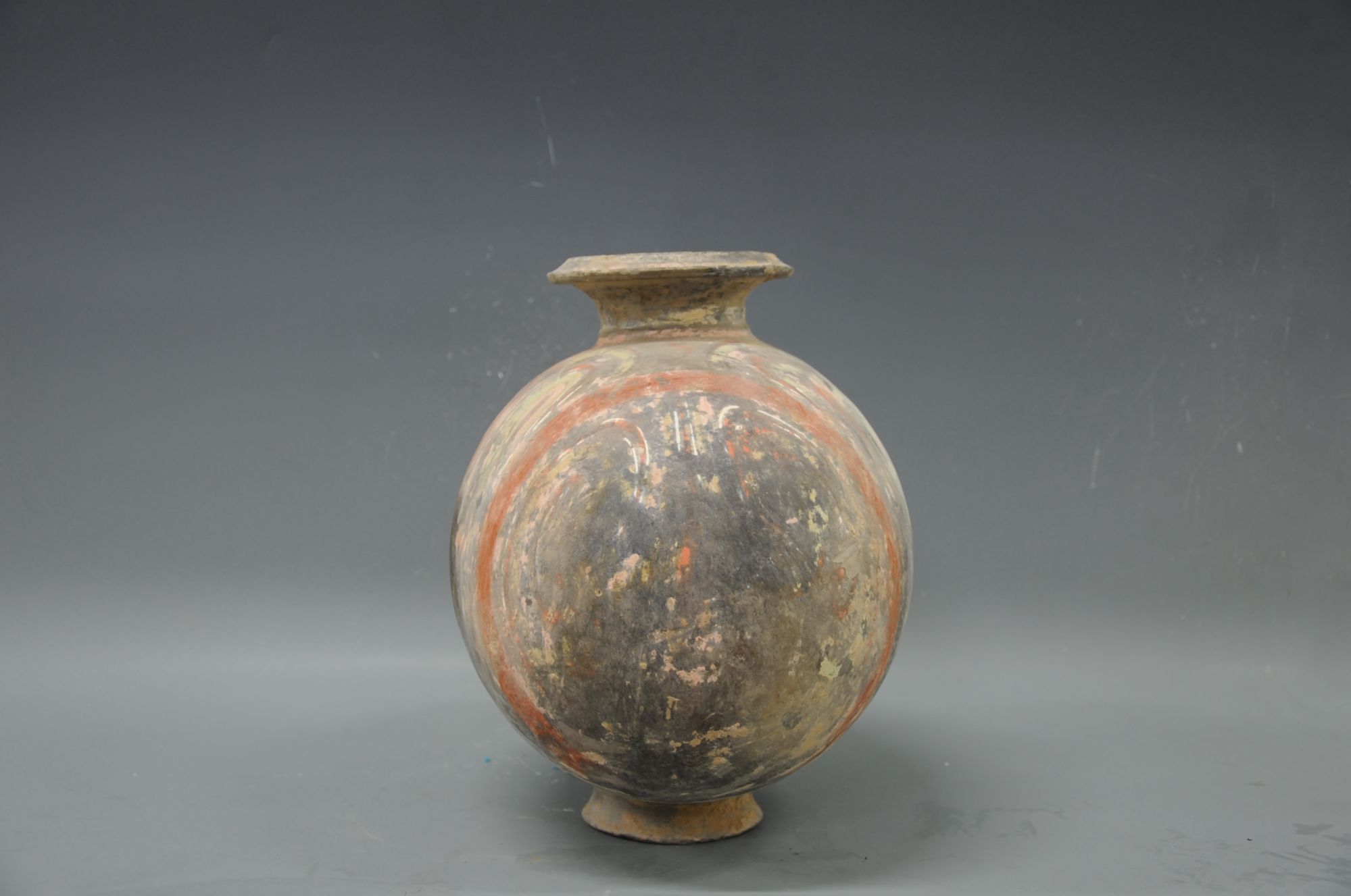 汉代彩绘陶茧形壶