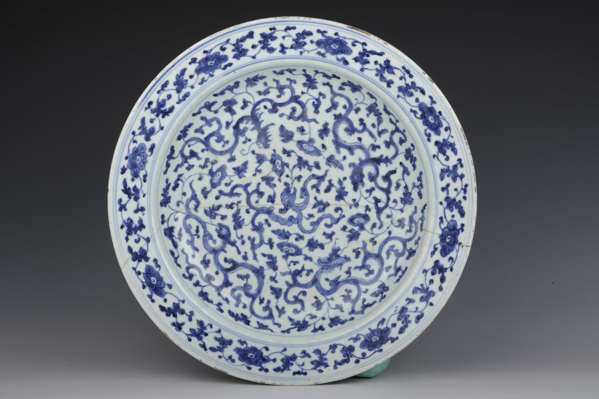 清代青花卷草缠枝龙纹瓷盘