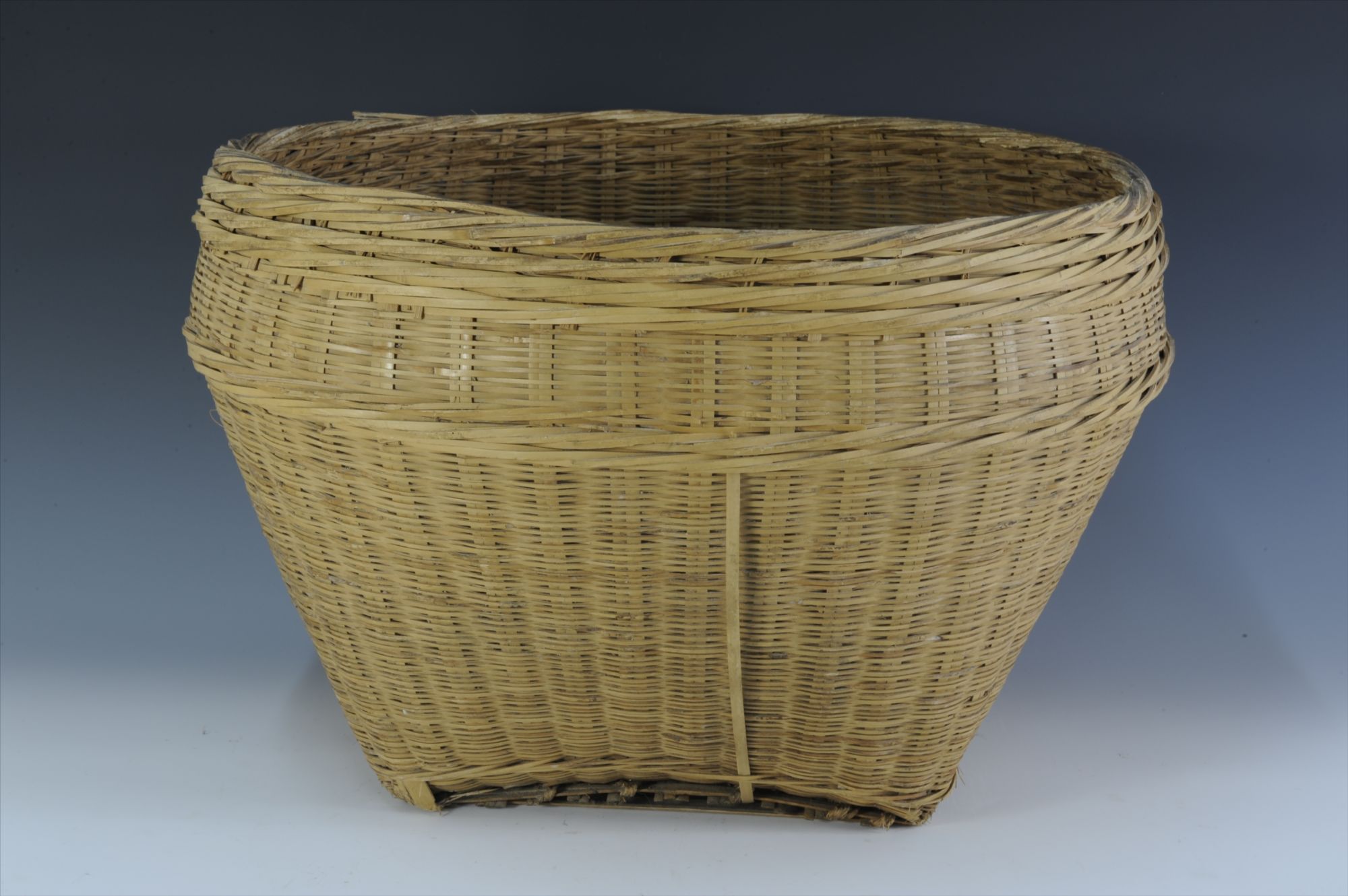 现代苗族竹箩筐