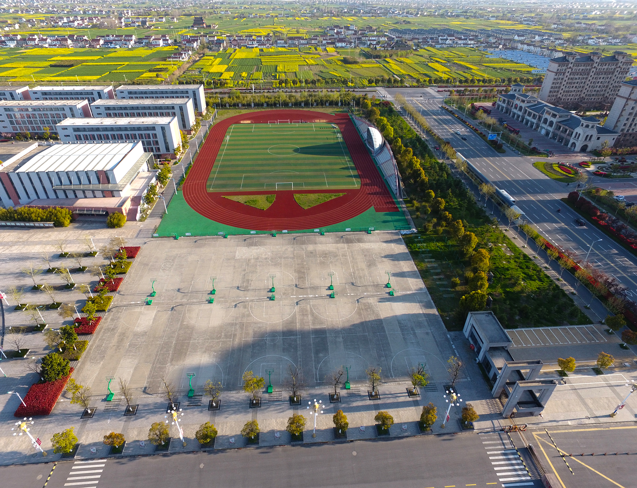  p>江苏省东台中学始创于1905年,1964年被列为江苏省48所试点中学之一