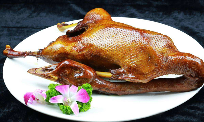  p data-id="gnxbbk8a4g">卤鹅是广东省潮汕地区