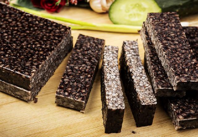  p data-id="gnb61bdxsr">鸡血糕是一道以圆糯米,鸡血等为主要食材的