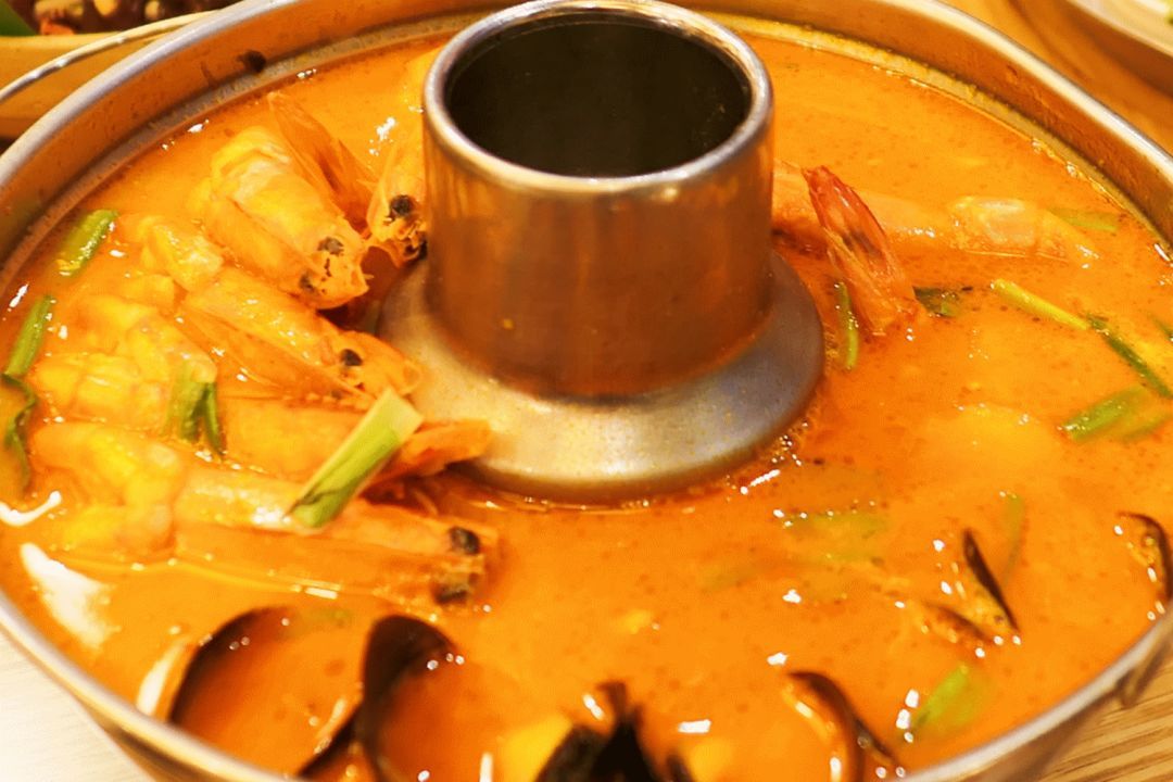  p>印度咖喱火锅是一种美食,主要材料有牛腩,红萝卜丁,马铃薯丁,虾等