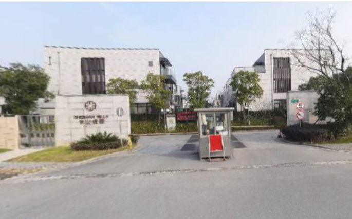  p>佘山珑原位于上海市松江区广富林路,紧邻广富林文化遗址,容积率仅