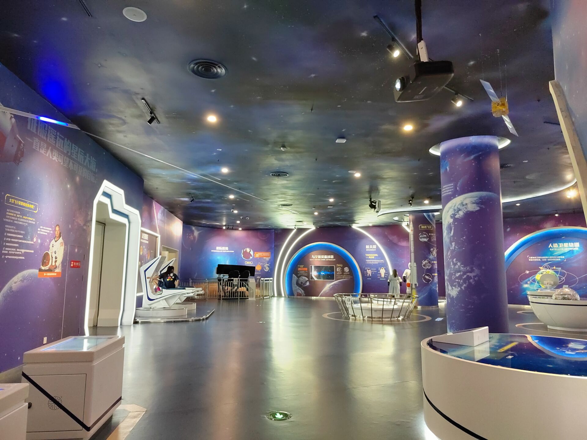 双清湾公园东南侧,市科技文化中心内,总建筑面积13904㎡,展教面积7250