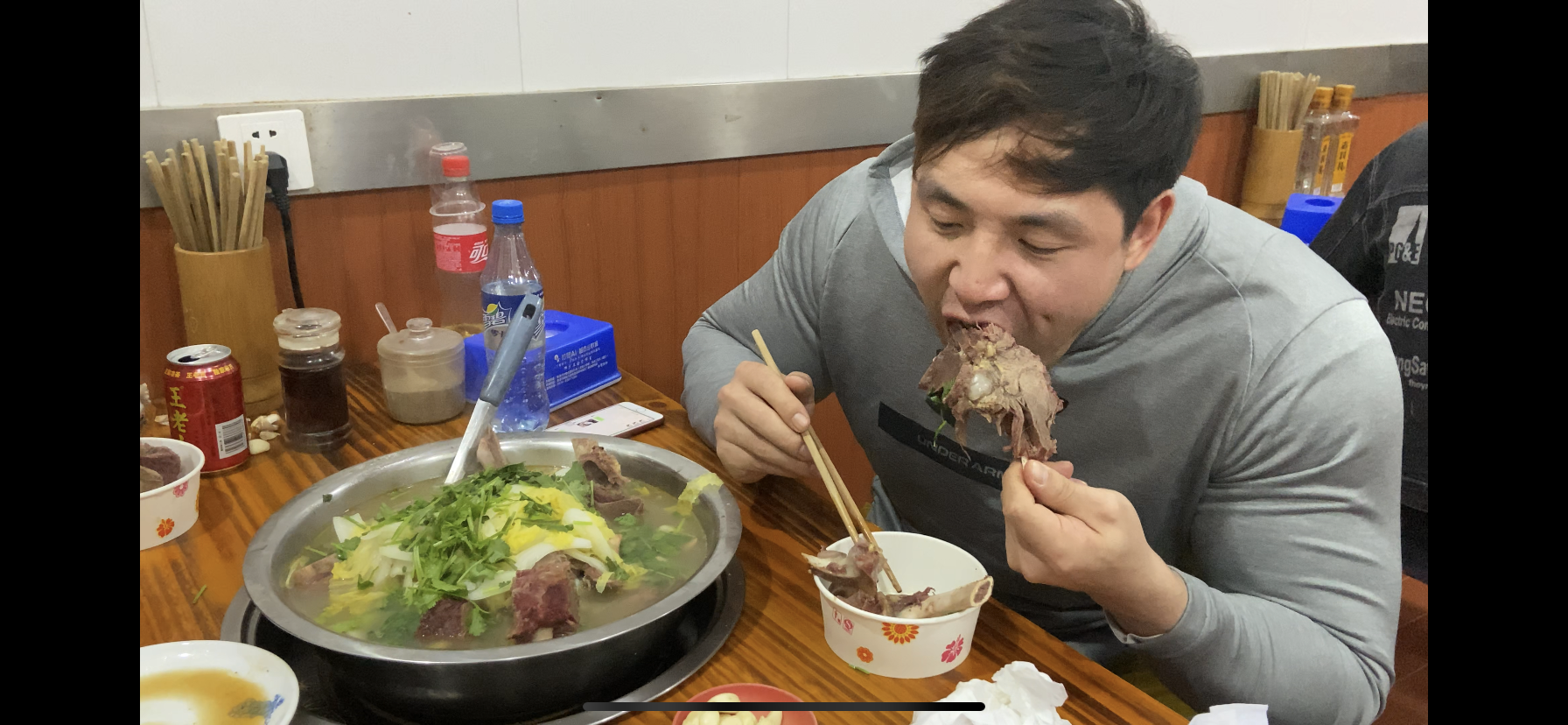  p data-id="gnbq6xuda1">李亚强是中国职业健美运动员.