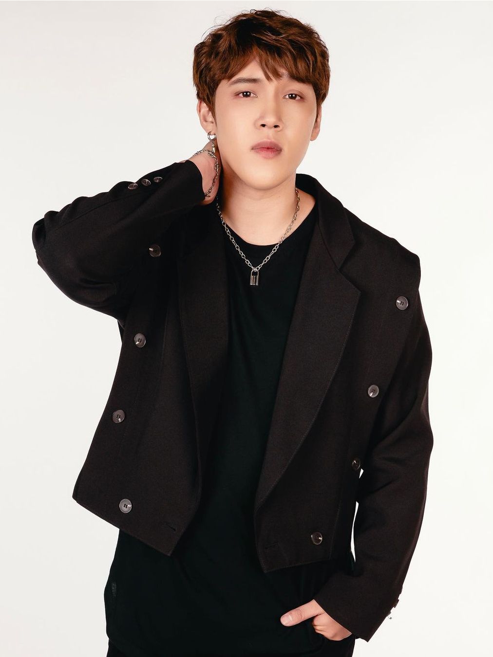 p>塔纳泰·查亚特(kangsom),1992年3月30日出生于泰国曼谷,泰国男歌手