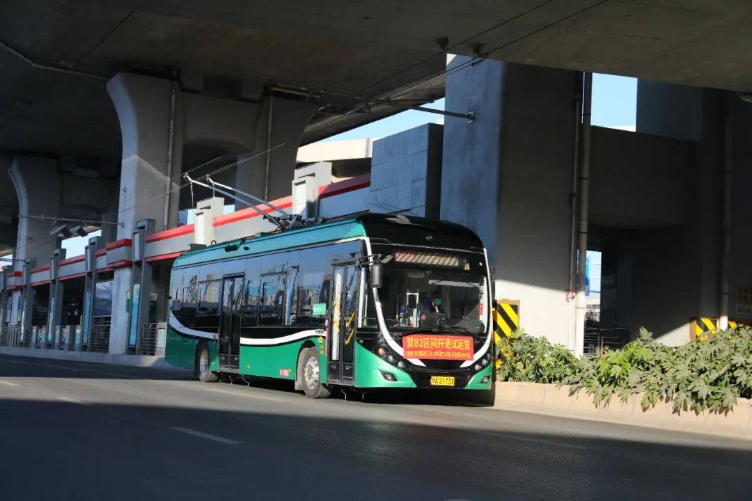  p>无轨电车(trolleybus)是一种通常由架空接触网供电,电动机驱动,不
